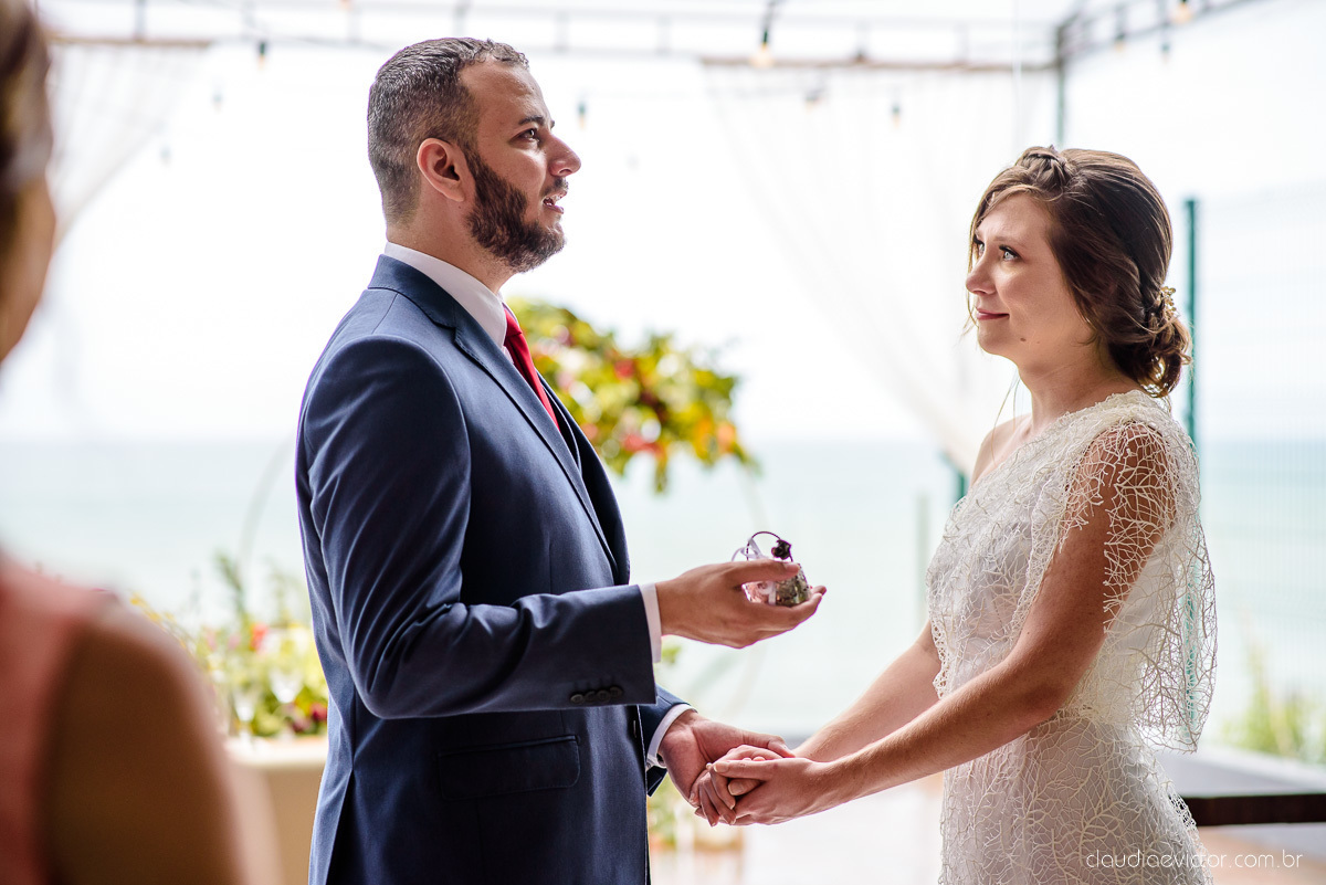 Lindo casamento mini wedding realizado no restaurante mahara na serra em jacaraípe com noivo noiva buquê e vestido feito por fotógrafos de casamento de vila velha, vitoria e serra es com vista para o mar no meio da pandemia de corona virus covid-19