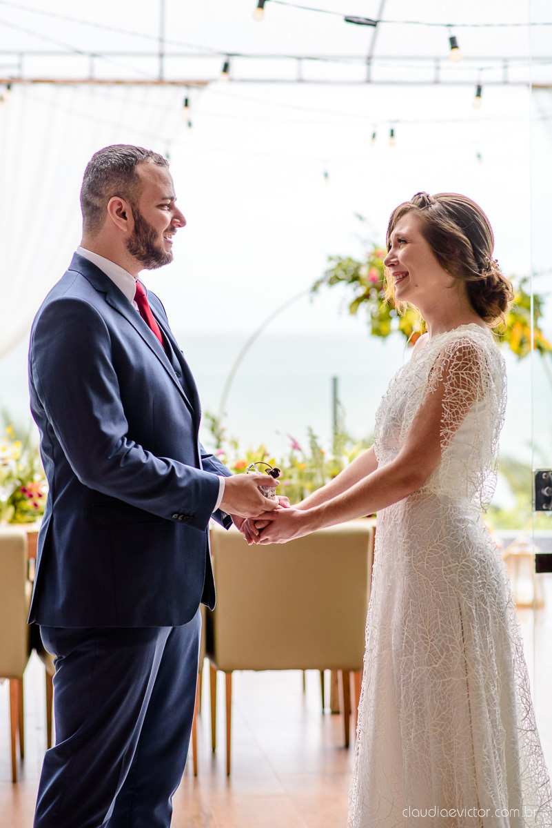 Lindo casamento mini wedding realizado no restaurante mahara na serra em jacaraípe com noivo noiva buquê e vestido feito por fotógrafos de casamento de vila velha, vitoria e serra es com vista para o mar no meio da pandemia de corona virus covid-19