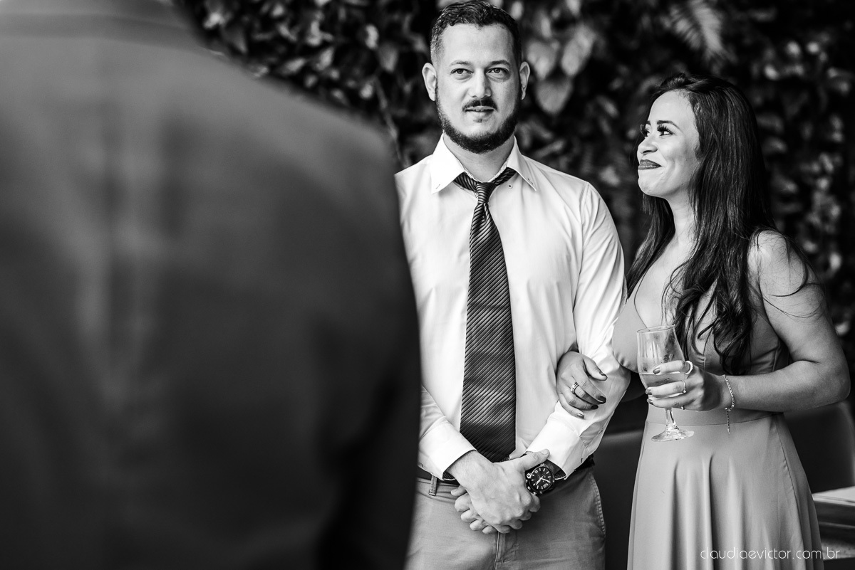 Lindo casamento mini wedding realizado no restaurante mahara na serra em jacaraípe com noivo noiva buquê e vestido feito por fotógrafos de casamento de vila velha, vitoria e serra es com vista para o mar no meio da pandemia de corona virus covid-19