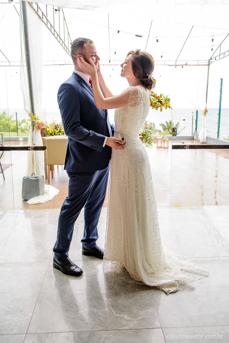 Lindo casamento mini wedding realizado no restaurante mahara na serra em jacaraípe com noivo noiva buquê e vestido feito por fotógrafos de casamento de vila velha, vitoria e serra es com vista para o mar no meio da pandemia de corona virus covid-19