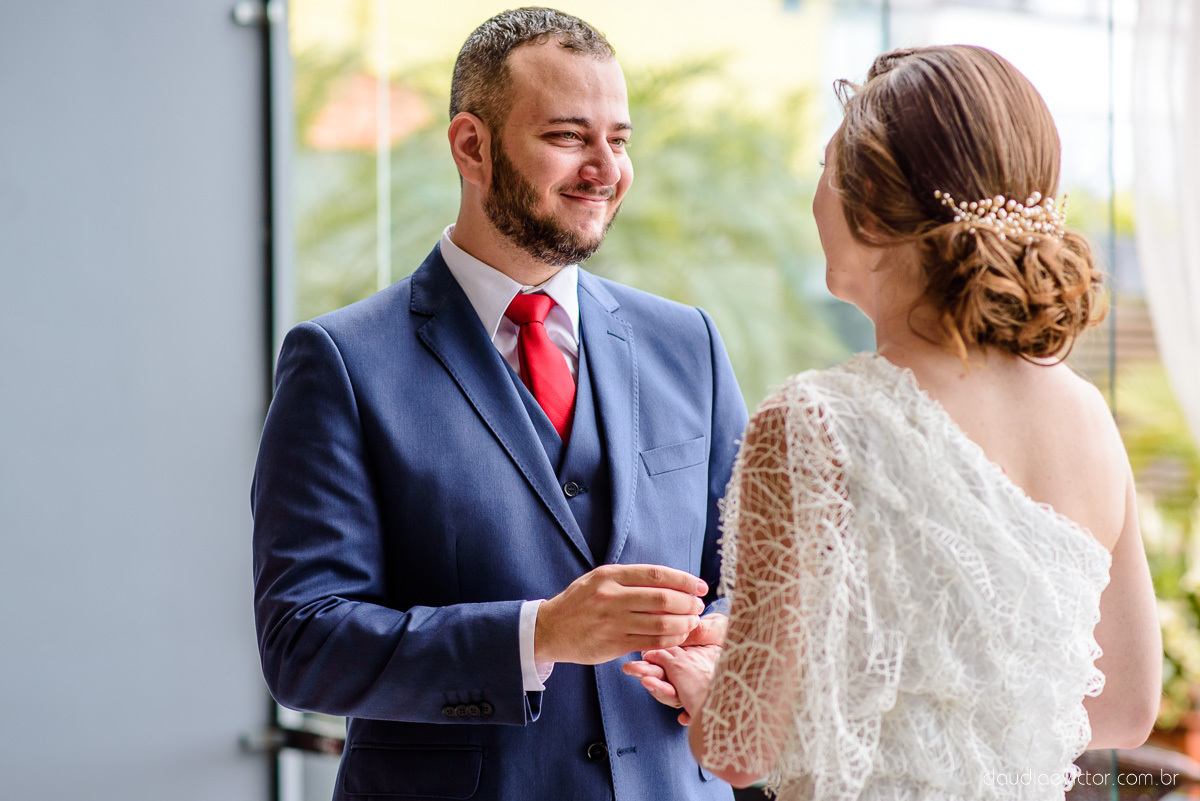 Lindo casamento mini wedding realizado no restaurante mahara na serra em jacaraípe com noivo noiva buquê e vestido feito por fotógrafos de casamento de vila velha, vitoria e serra es com vista para o mar no meio da pandemia de corona virus covid-19