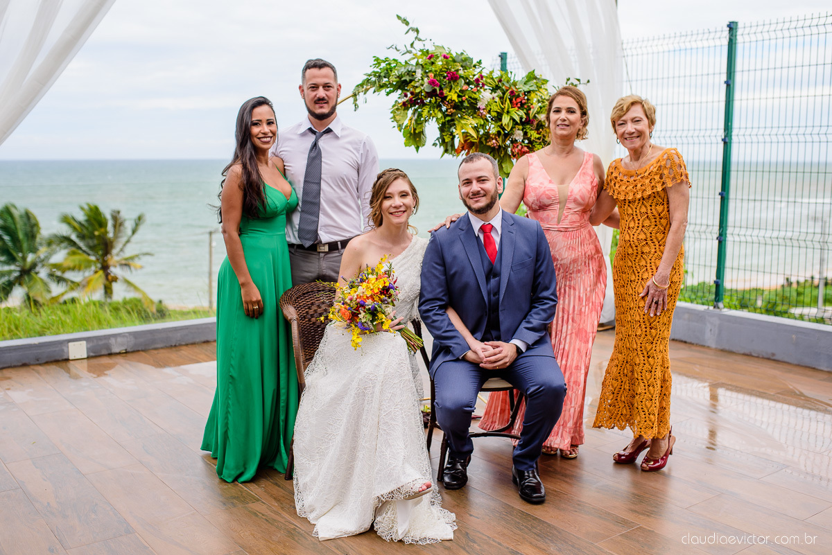 Lindo casamento mini wedding realizado no restaurante mahara na serra em jacaraípe com noivo noiva buquê e vestido feito por fotógrafos de casamento de vila velha, vitoria e serra es com vista para o mar no meio da pandemia de corona virus covid-19