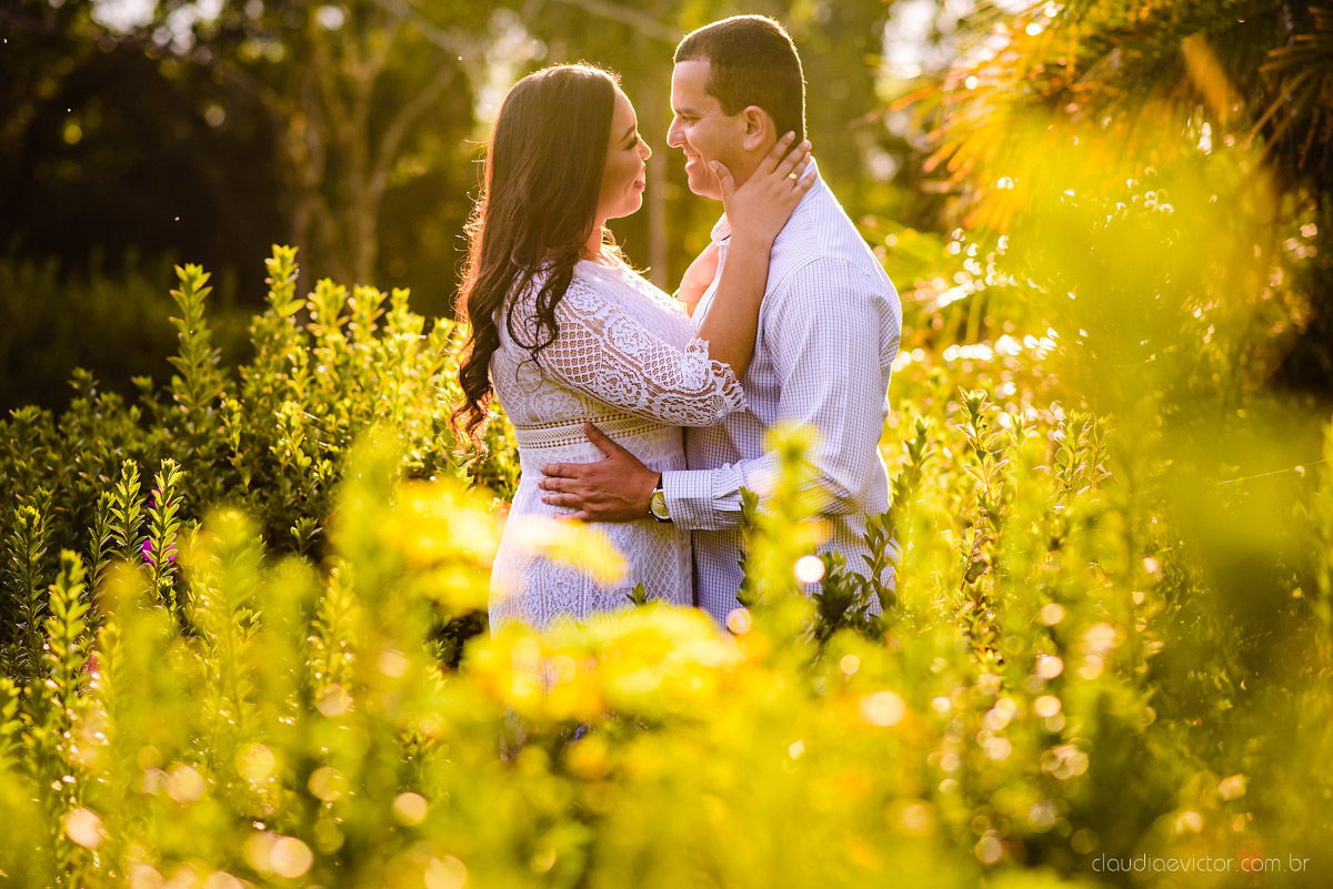 Ensaio namoro Pre wedding feito por fotógrafos de casamento em vila velha e fotógrafos de casamento em Vitória no aroso paço hotel com noivo noiva e pedra azul com por do sol