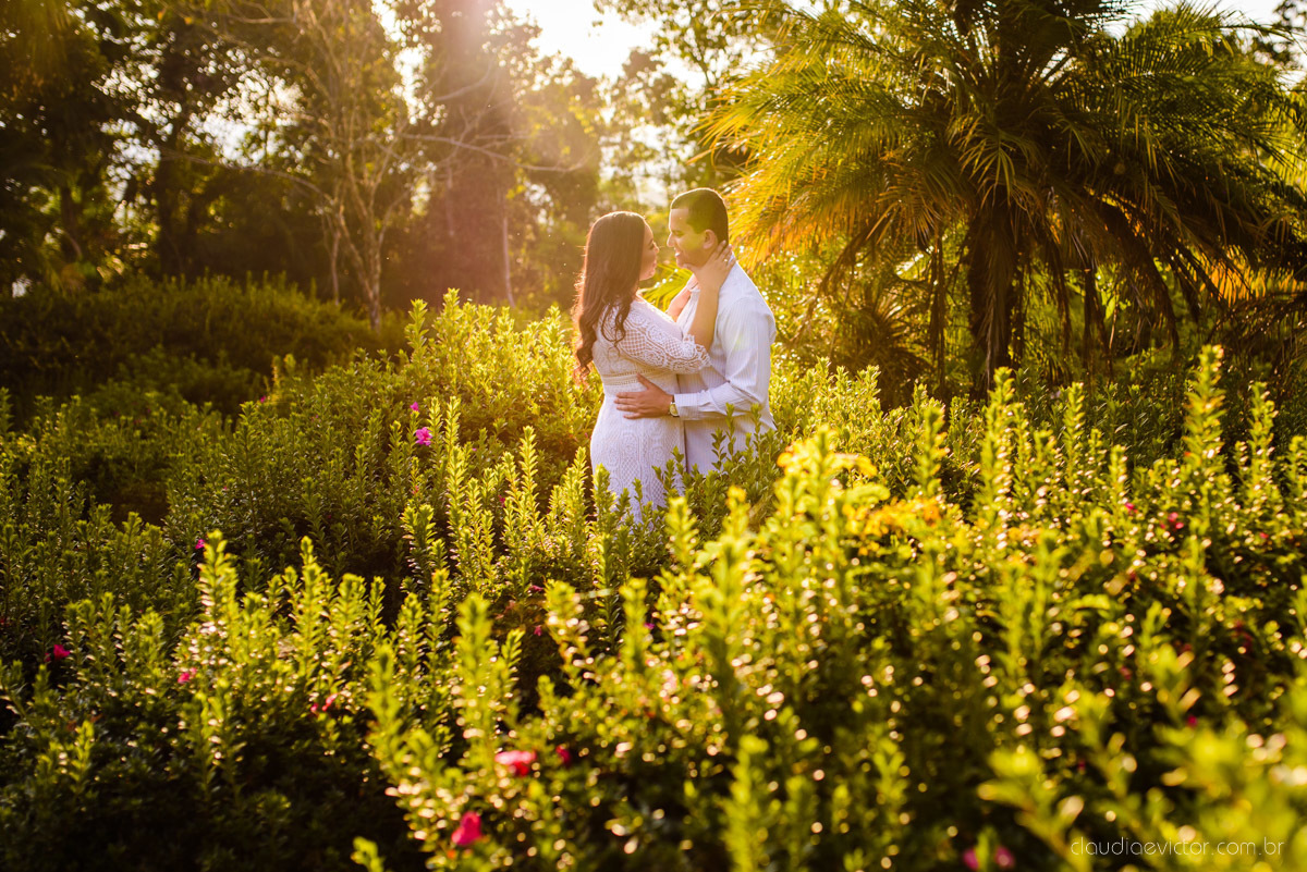 Ensaio namoro Pre wedding feito por fotógrafos de casamento em vila velha e fotógrafos de casamento em Vitória no aroso paço hotel com noivo noiva e pedra azul com por do sol