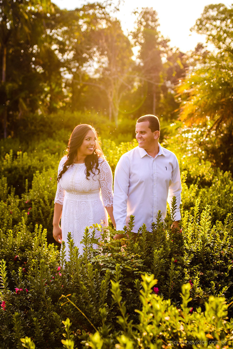 Ensaio namoro Pre wedding feito por fotógrafos de casamento em vila velha e fotógrafos de casamento em Vitória no aroso paço hotel com noivo noiva e pedra azul com por do sol