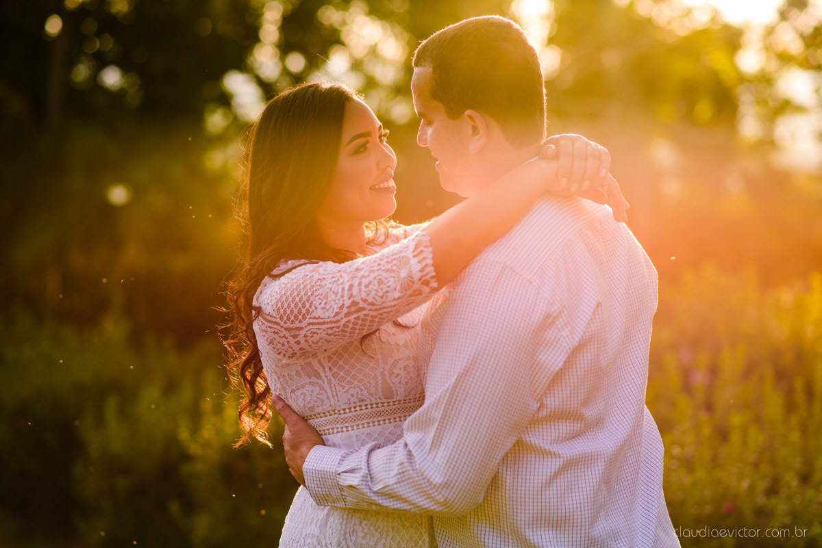 Ensaio namoro Pre wedding feito por fotógrafos de casamento em vila velha e fotógrafos de casamento em Vitória no aroso paço hotel com noivo noiva e pedra azul com por do sol