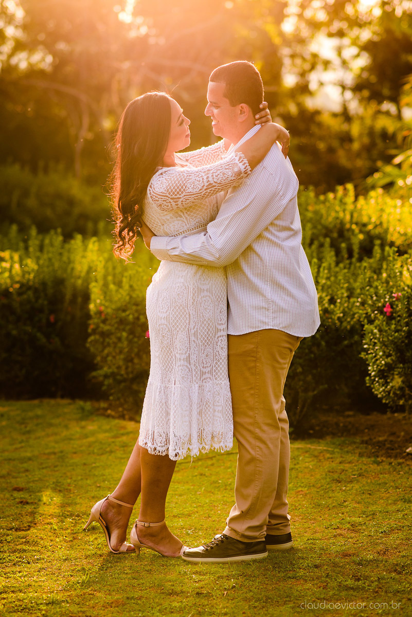 Ensaio namoro Pre wedding feito por fotógrafos de casamento em vila velha e fotógrafos de casamento em Vitória no aroso paço hotel com noivo noiva e pedra azul com por do sol