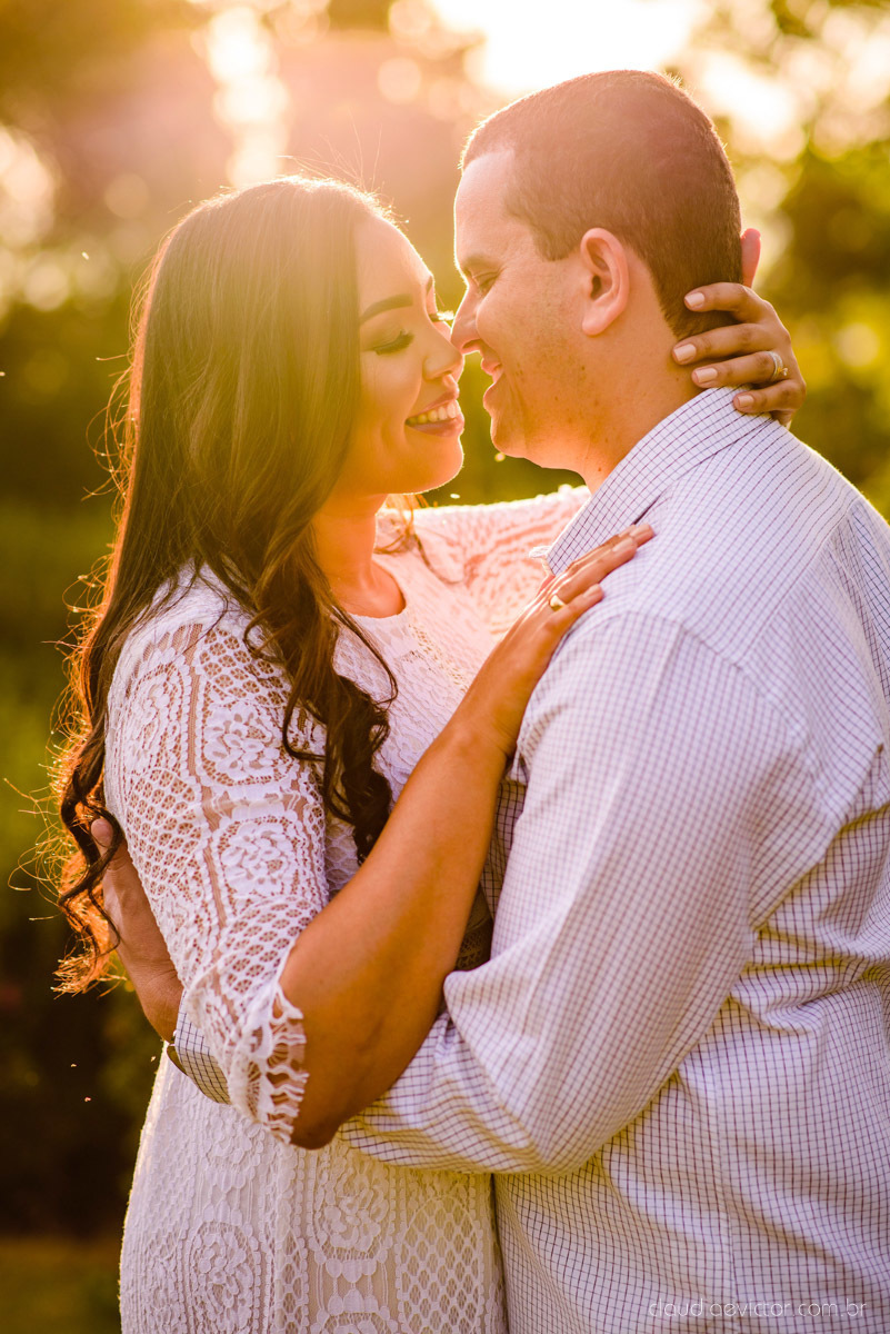 Ensaio namoro Pre wedding feito por fotógrafos de casamento em vila velha e fotógrafos de casamento em Vitória no aroso paço hotel com noivo noiva e pedra azul com por do sol