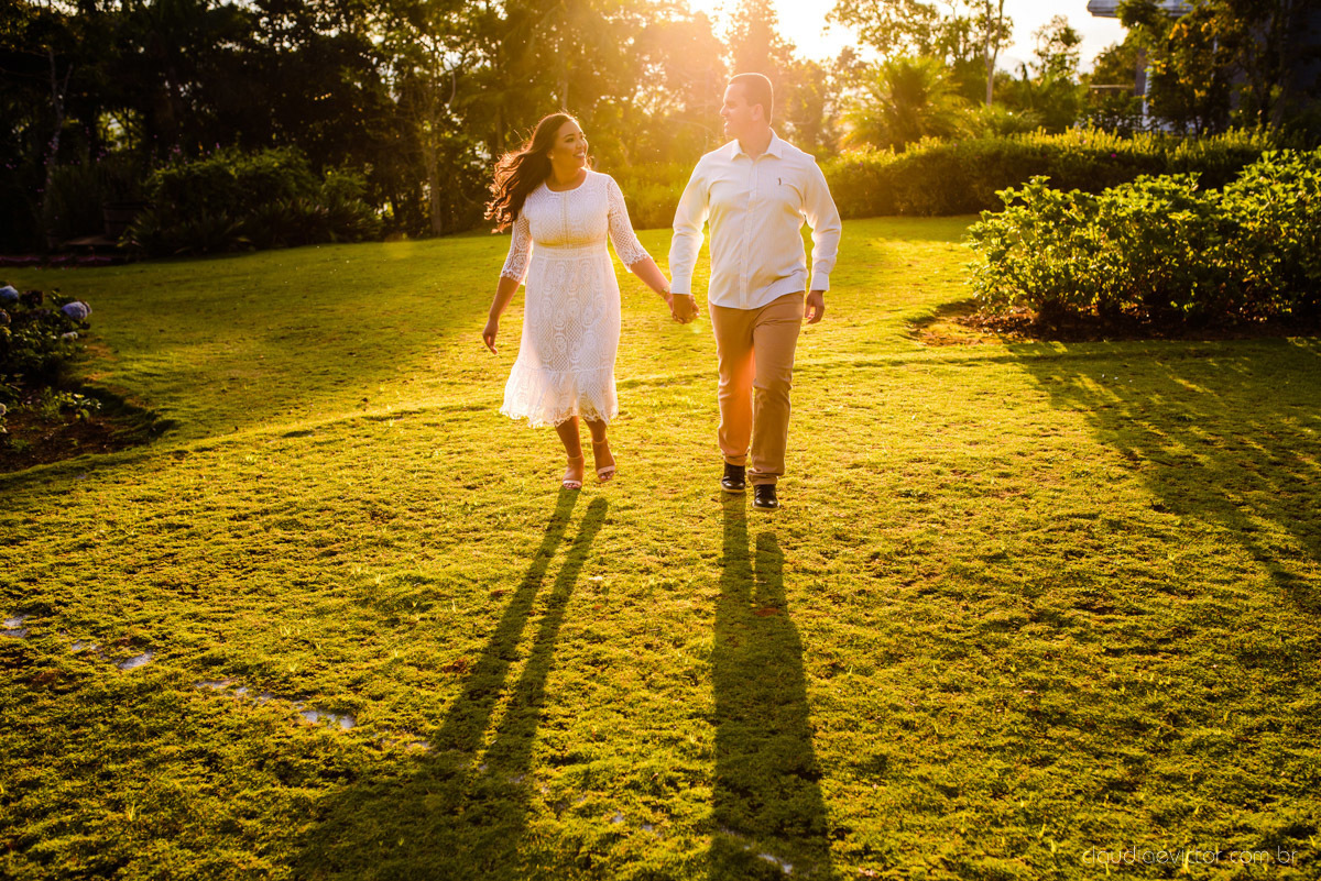 Ensaio namoro Pre wedding feito por fotógrafos de casamento em vila velha e fotógrafos de casamento em Vitória no aroso paço hotel com noivo noiva e pedra azul com por do sol