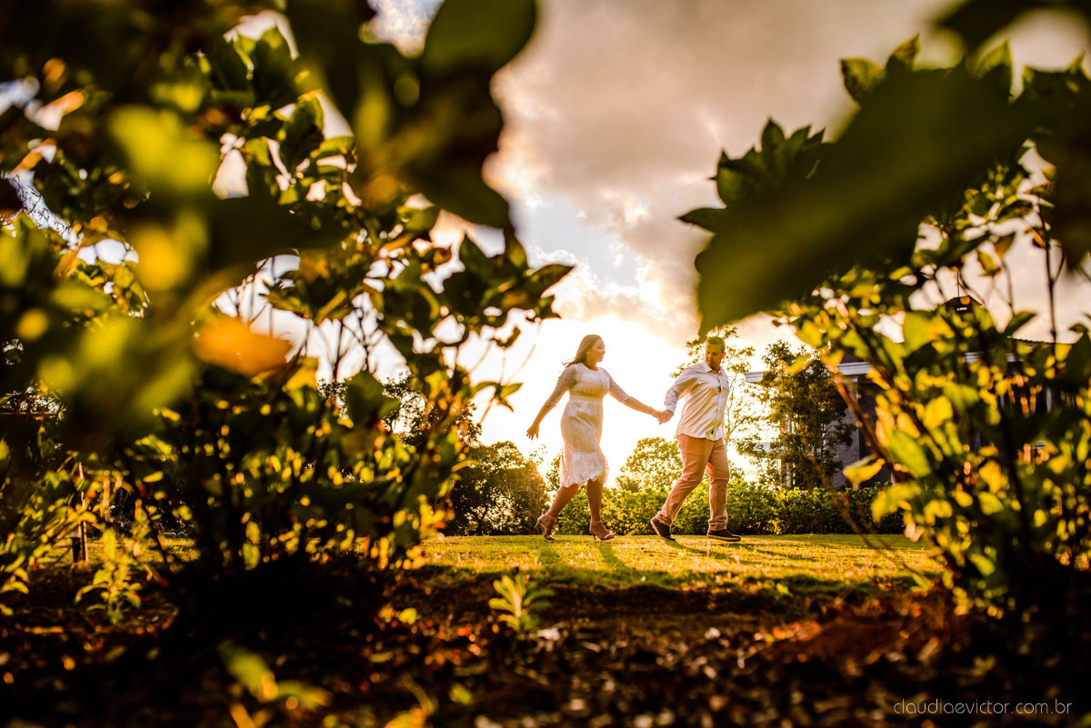 Ensaio namoro Pre wedding feito por fotógrafos de casamento em vila velha e fotógrafos de casamento em Vitória no aroso paço hotel com noivo noiva e pedra azul com por do sol