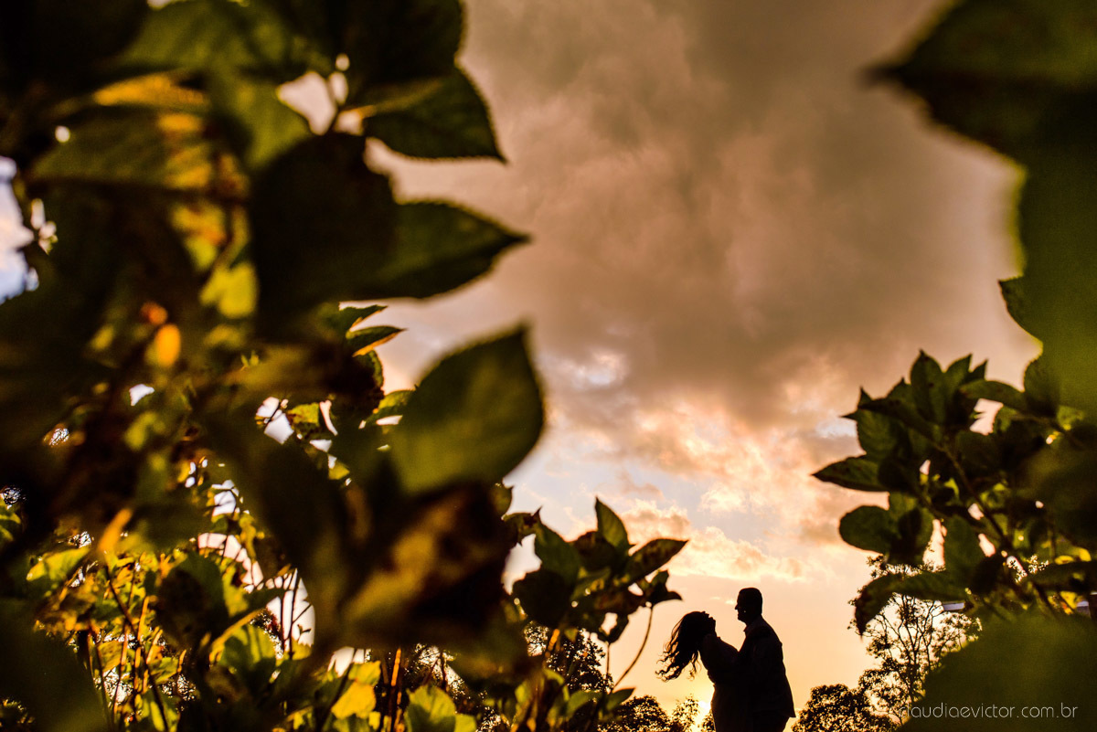Ensaio namoro Pre wedding feito por fotógrafos de casamento em vila velha e fotógrafos de casamento em Vitória no aroso paço hotel com noivo noiva e pedra azul com por do sol