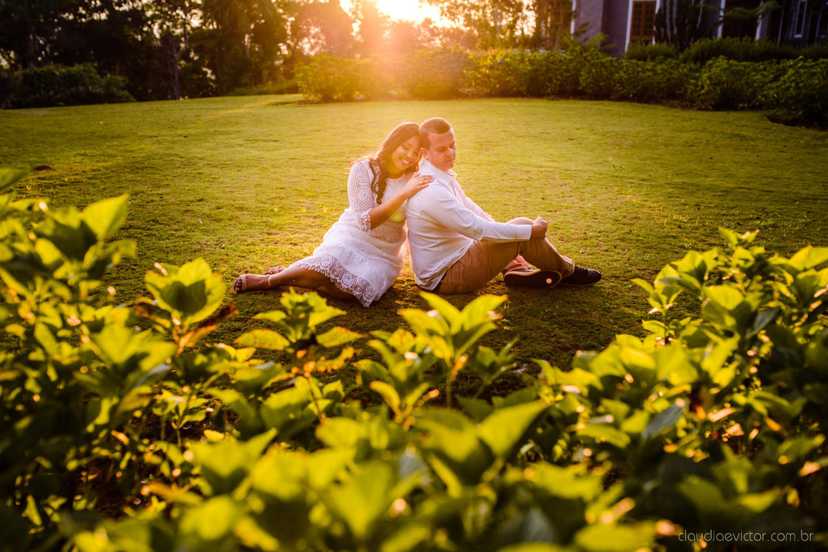 Ensaio namoro Pre wedding feito por fotógrafos de casamento em vila velha e fotógrafos de casamento em Vitória no aroso paço hotel com noivo noiva e pedra azul com por do sol