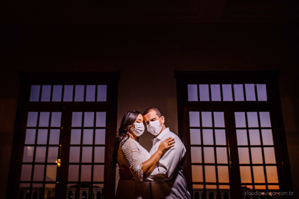 Ensaio namoro Pre wedding feito por fotógrafos de casamento em vila velha e fotógrafos de casamento em Vitória no aroso paço hotel com noivo noiva e pedra azul com por do sol