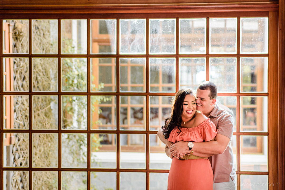 Ensaio namoro Pre wedding feito por fotógrafos de casamento em vila velha e fotógrafos de casamento em Vitória no aroso paço hotel com noivo noiva e pedra azul com por do sol