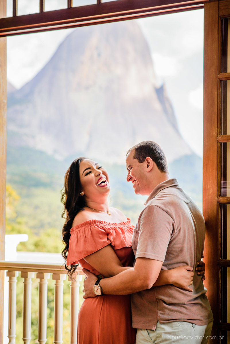Fotografo de casamento em vitoria fotografo de casamento em serra Ensaio namoro Pre wedding feito por fotógrafos de casamento em vila velha e fotógrafos de casamento em Vitória no aroso paço hotel com noivo noiva e pedra azul com por do sol