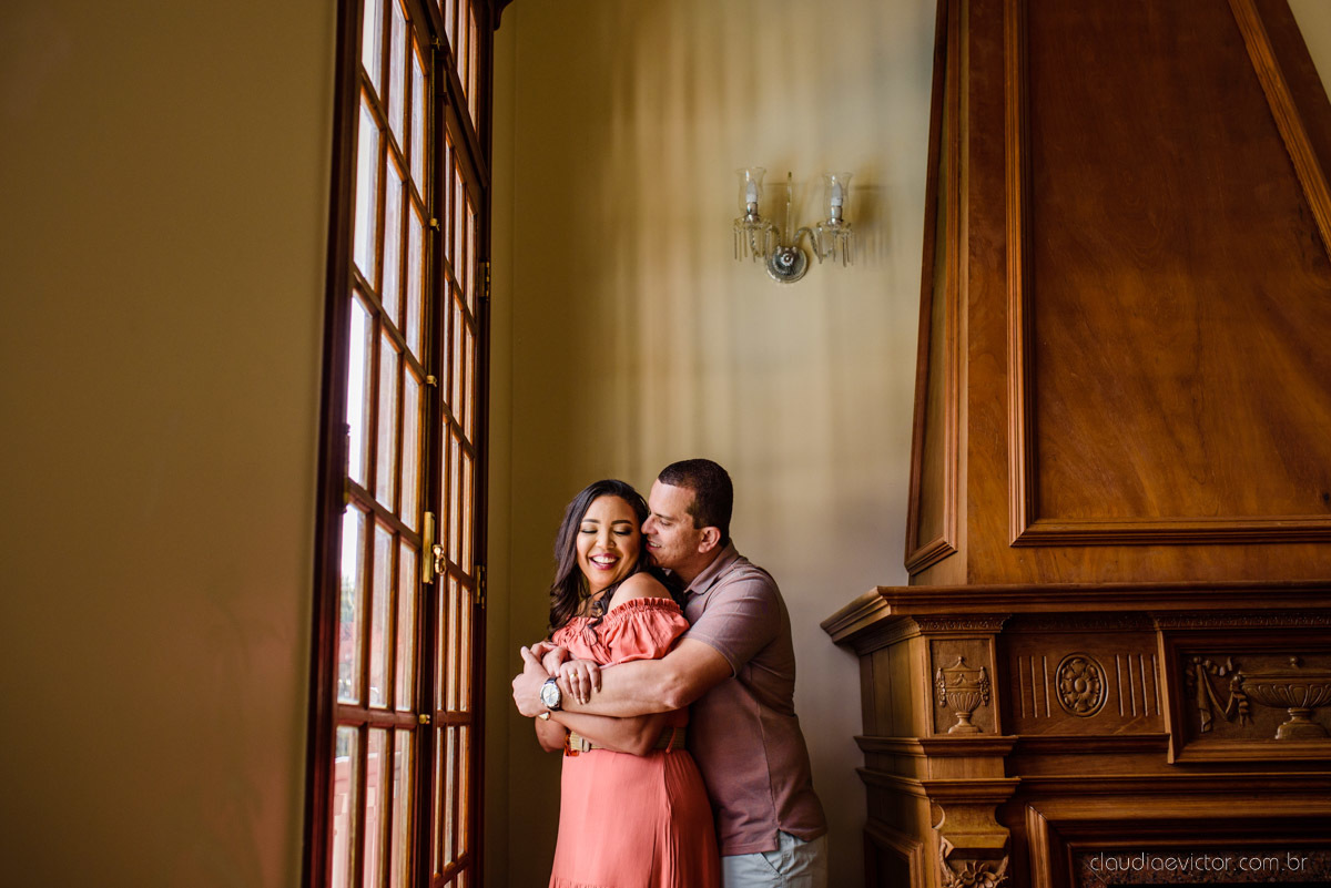 Ensaio namoro Pre wedding feito por fotógrafos de casamento em vila velha e fotógrafos de casamento em Vitória no aroso paço hotel com noivo noiva e pedra azul com por do sol
