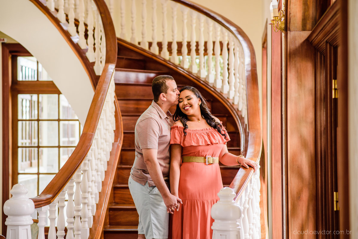 Ensaio namoro Pre wedding feito por fotógrafos de casamento em vila velha e fotógrafos de casamento em Vitória no aroso paço hotel com noivo noiva e pedra azul com por do sol