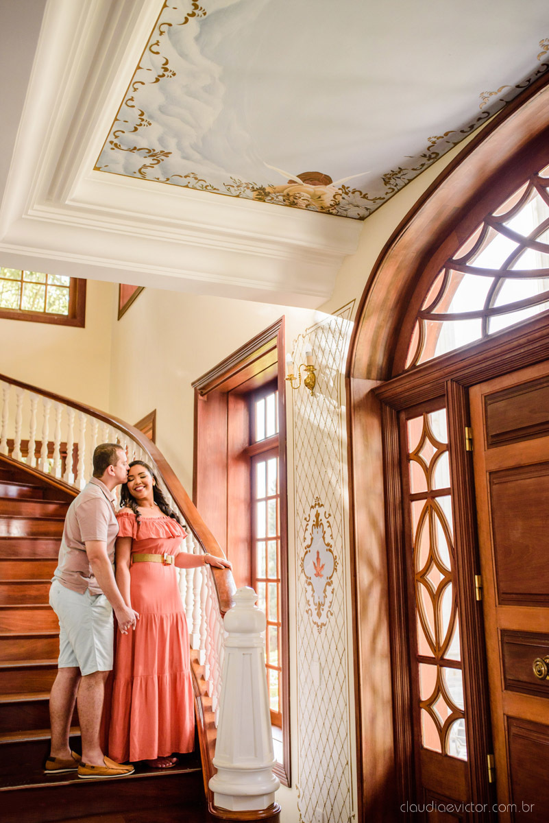 Ensaio namoro Pre wedding feito por fotógrafos de casamento em vila velha e fotógrafos de casamento em Vitória no aroso paço hotel com noivo noiva e pedra azul com por do sol