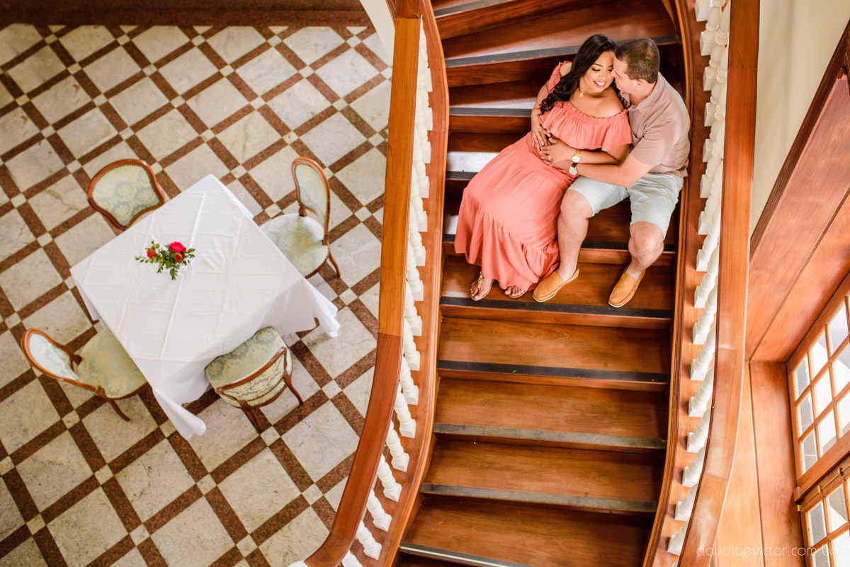 Ensaio namoro Pre wedding feito por fotógrafos de casamento em vila velha e fotógrafos de casamento em Vitória no aroso paço hotel com noivo noiva e pedra azul com por do sol