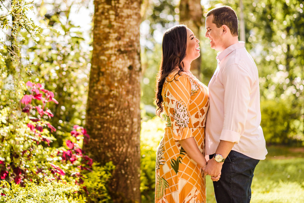 Ensaio namoro Pre wedding feito por fotógrafos de casamento em vila velha e fotógrafos de casamento em Vitória no aroso paço hotel com noivo noiva e pedra azul com por do sol