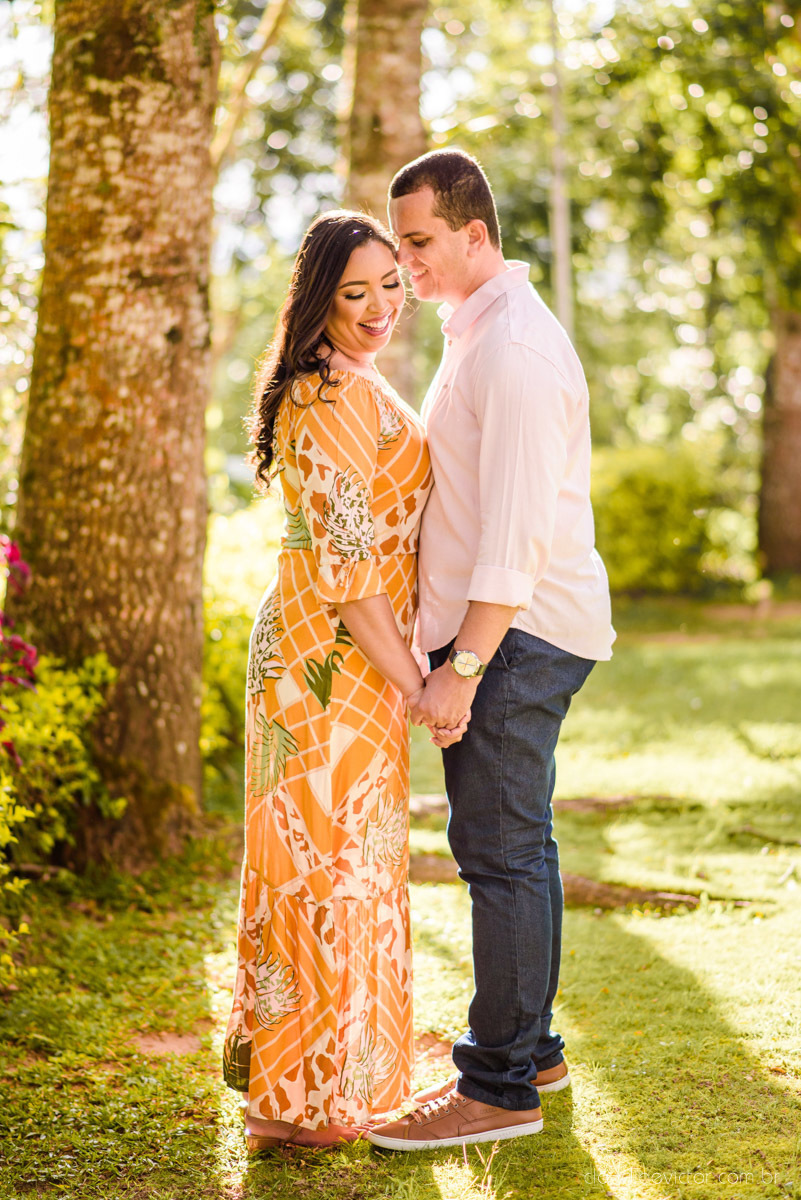 Ensaio namoro Pre wedding feito por fotógrafos de casamento em vila velha e fotógrafos de casamento em Vitória no aroso paço hotel com noivo noiva e pedra azul com por do sol