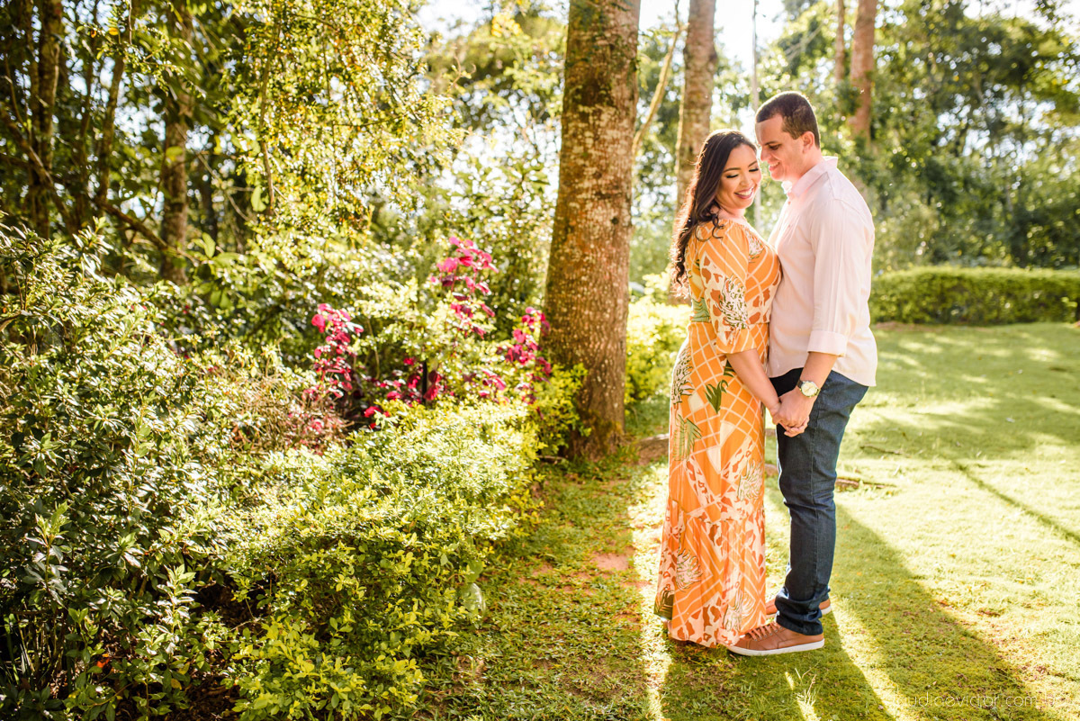 Ensaio namoro Pre wedding feito por fotógrafos de casamento em vila velha e fotógrafos de casamento em Vitória no aroso paço hotel com noivo noiva e pedra azul com por do sol