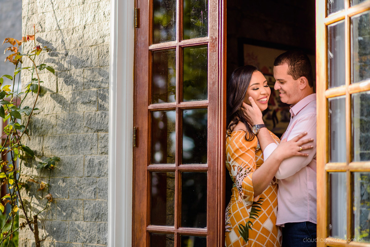 Ensaio namoro Pre wedding feito por fotógrafos de casamento em vila velha e fotógrafos de casamento em Vitória no aroso paço hotel com noivo noiva e pedra azul com por do sol