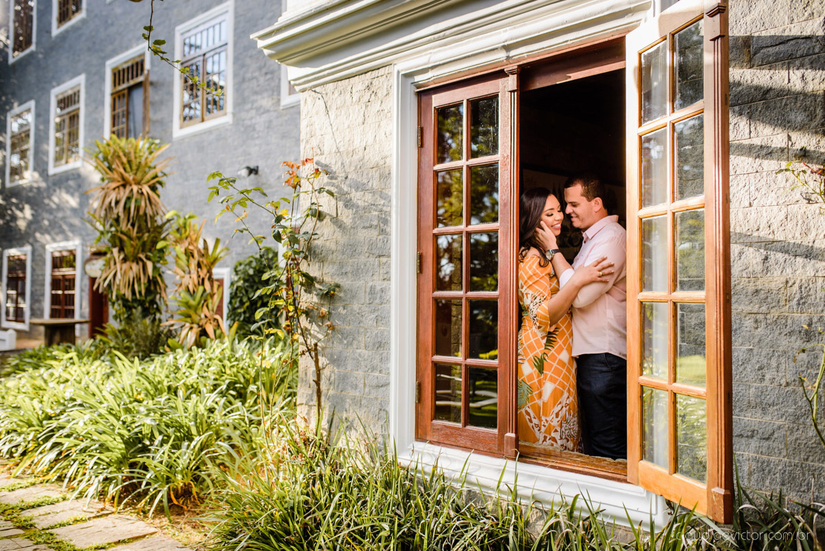Ensaio namoro Pre wedding feito por fotógrafos de casamento em vila velha e fotógrafos de casamento em Vitória no aroso paço hotel com noivo noiva e pedra azul com por do sol