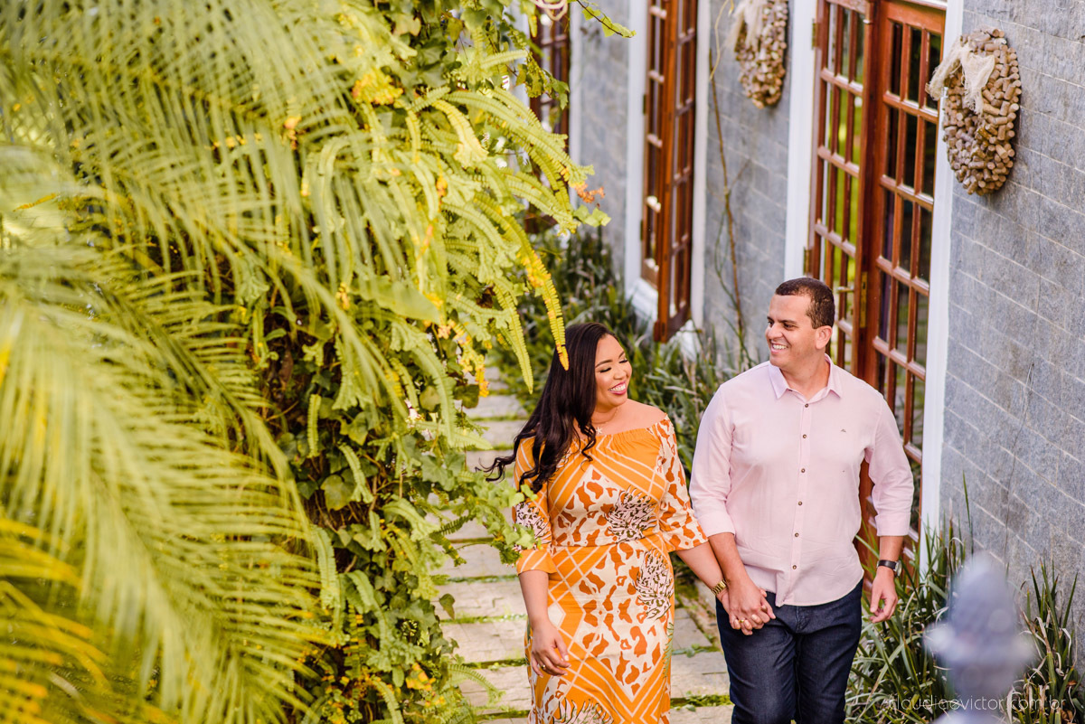 Ensaio namoro Pre wedding feito por fotógrafos de casamento em vila velha e fotógrafos de casamento em Vitória no aroso paço hotel com noivo noiva e pedra azul com por do sol