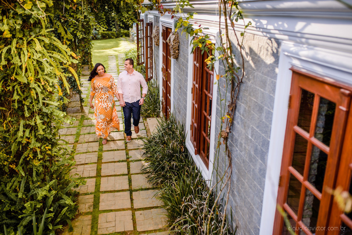 Ensaio namoro Pre wedding feito por fotógrafos de casamento em vila velha e fotógrafos de casamento em Vitória no aroso paço hotel com noivo noiva e pedra azul com por do sol