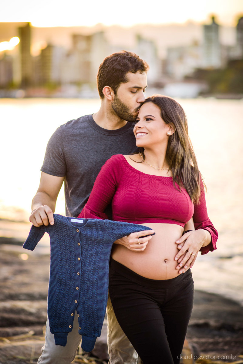 Ensaio fotográfico de gestante e família feito por fotógrafos de casamento em Vila Velha e fotógrafos de casamento em Vitória e fotógrafos de casamento em serra espírito santo na Ilha do Frade com pôr do sol na praia 