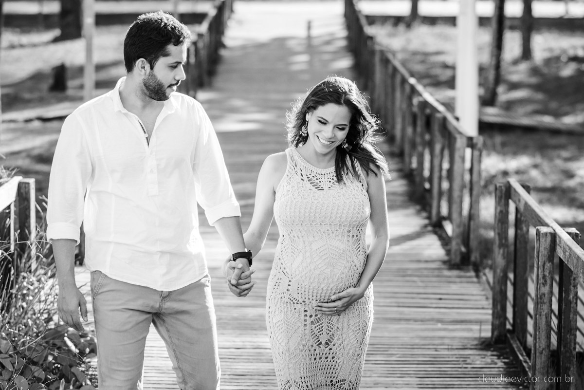 Ensaio fotográfico de gestante e família feito por fotógrafos de casamento em Vila Velha e fotógrafos de casamento em Vitória e fotógrafos de casamento em serra espírito santo na Ilha do Frade com pôr do sol na praia 