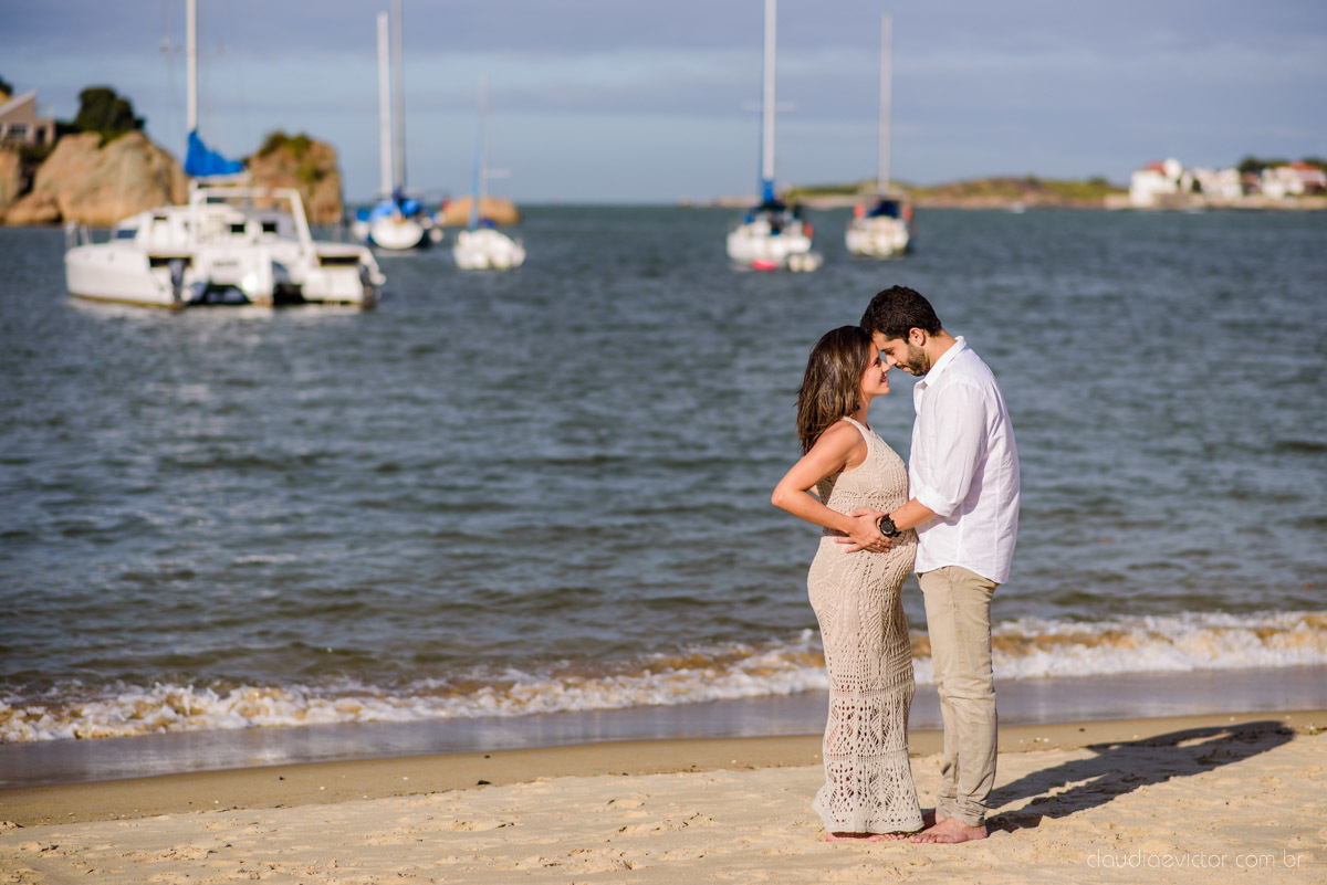 Ensaio fotográfico de gestante e família feito por fotógrafos de casamento em Vila Velha e fotógrafos de casamento em Vitória e fotógrafos de casamento em serra espírito santo na Ilha do Frade com pôr do sol na praia 