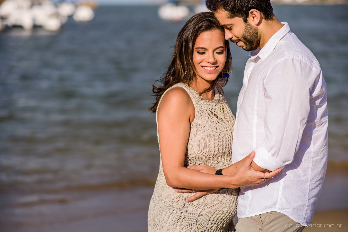 Ensaio fotográfico de gestante e família feito por fotógrafos de casamento em Vila Velha e fotógrafos de casamento em Vitória e fotógrafos de casamento em serra espírito santo na Ilha do Frade com pôr do sol na praia 