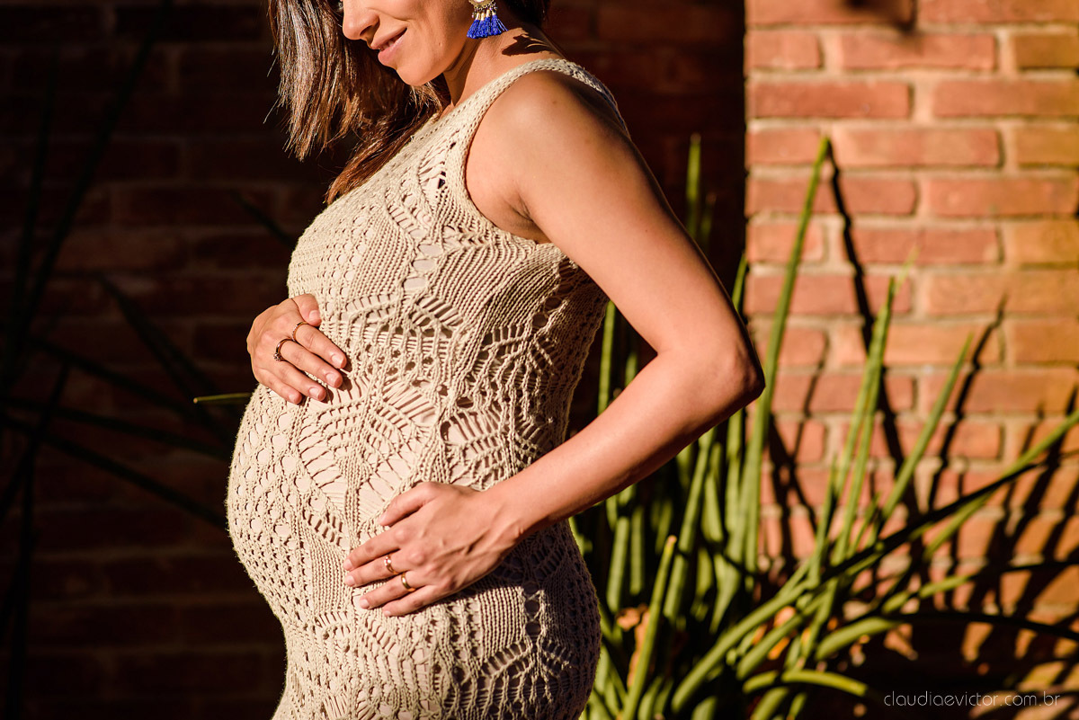 Ensaio fotográfico de gestante e família feito por fotógrafos de casamento em Vila Velha e fotógrafos de casamento em Vitória e fotógrafos de casamento em serra espírito santo na Ilha do Frade com pôr do sol na praia 