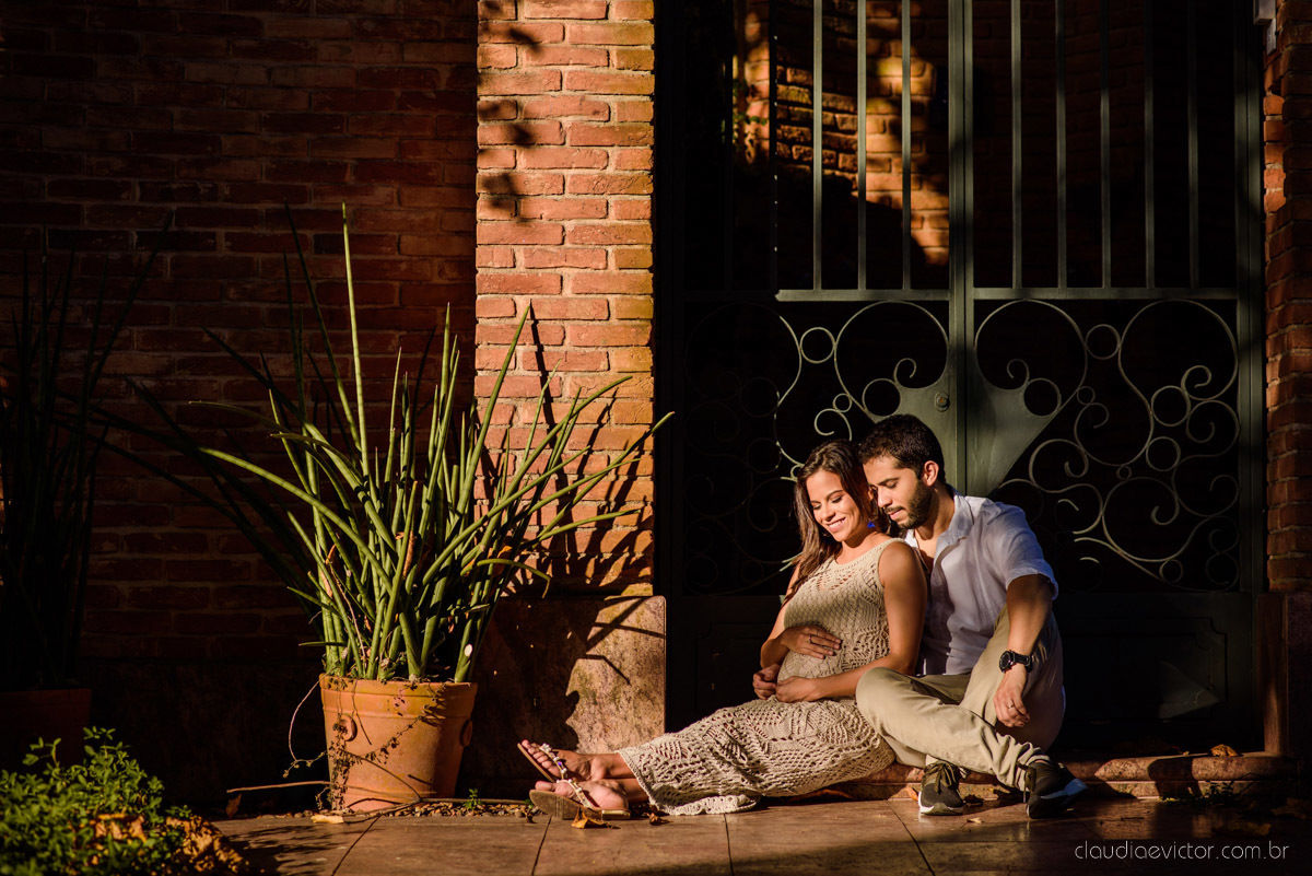 Ensaio fotográfico de gestante e família feito por fotógrafos de casamento em Vila Velha e fotógrafos de casamento em Vitória e fotógrafos de casamento em serra espírito santo na Ilha do Frade com pôr do sol na praia 
