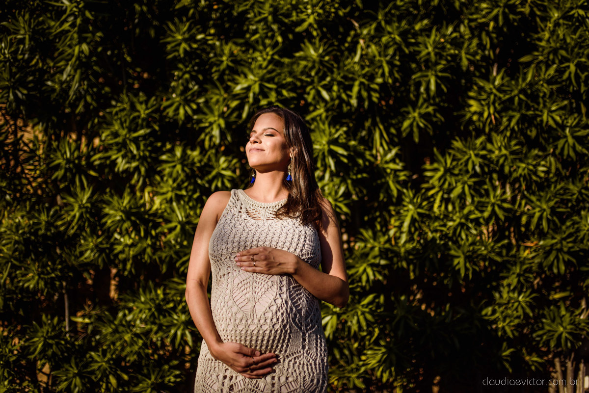 Ensaio fotográfico de gestante e família feito por fotógrafos de casamento em Vila Velha e fotógrafos de casamento em Vitória e fotógrafos de casamento em serra espírito santo na Ilha do Frade com pôr do sol na praia 
