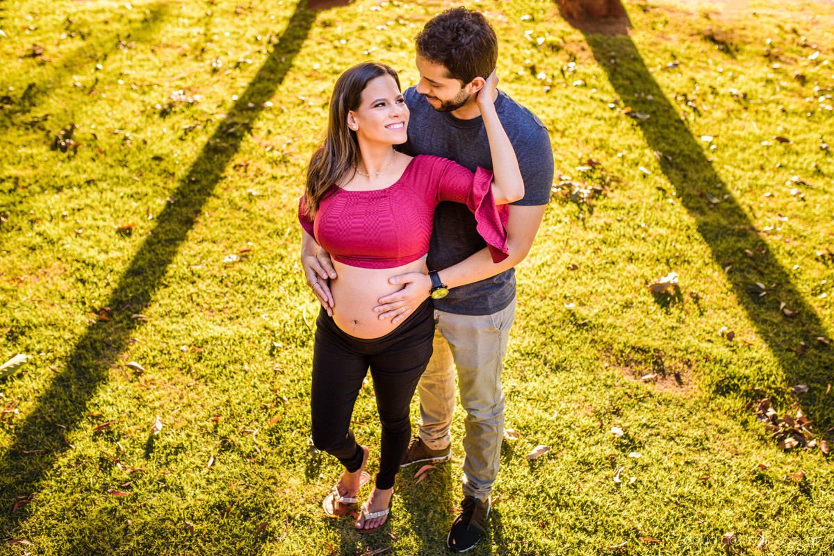 Ensaio fotográfico de gestante e família feito por fotógrafos de casamento em Vila Velha e fotógrafos de casamento em Vitória e fotógrafos de casamento em serra espírito santo na Ilha do Frade com pôr do sol na praia 