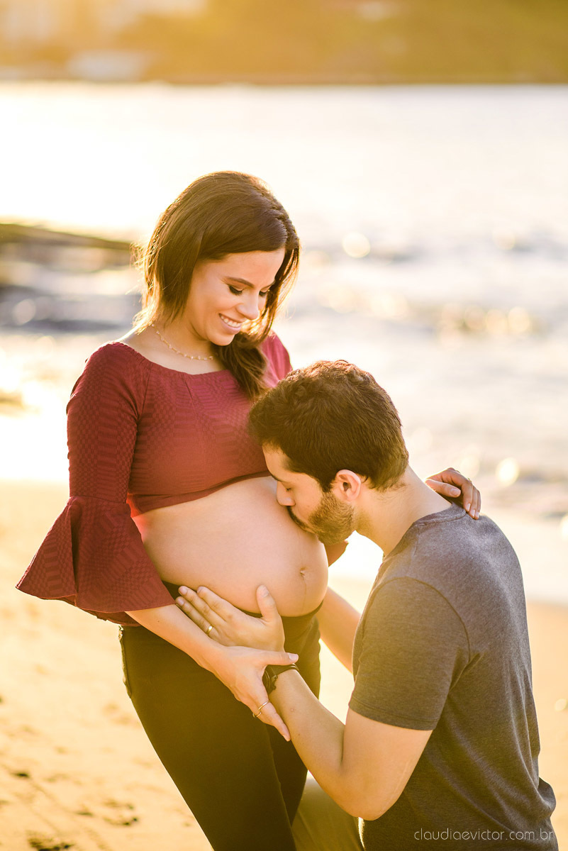 Ensaio fotográfico de gestante e família feito por fotógrafos de casamento em Vila Velha e fotógrafos de casamento em Vitória e fotógrafos de casamento em serra espírito santo na Ilha do Frade com pôr do sol na praia 