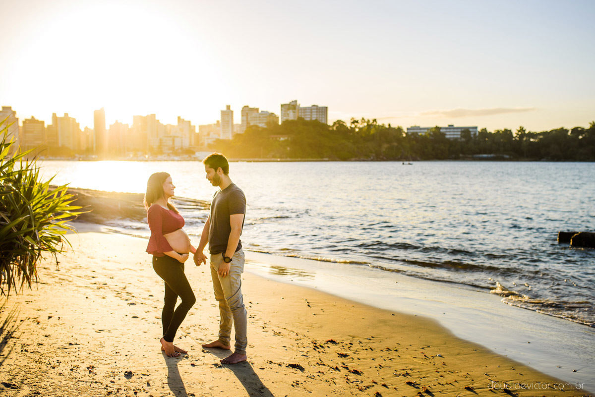 Ensaio fotográfico de gestante e família feito por fotógrafos de casamento em Vila Velha e fotógrafos de casamento em Vitória e fotógrafos de casamento em serra espírito santo na Ilha do Frade com pôr do sol na praia 