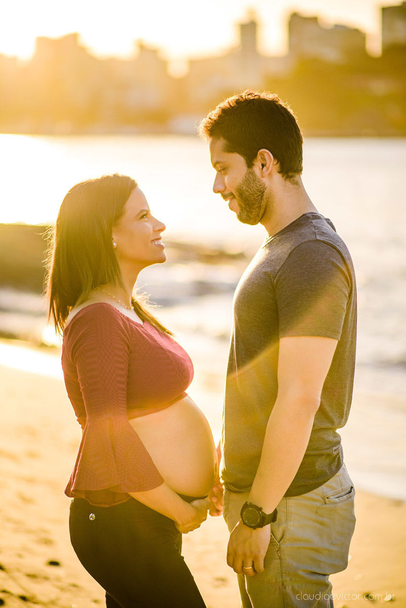 Ensaio fotográfico de gestante e família feito por fotógrafos de casamento em Vila Velha e fotógrafos de casamento em Vitória e fotógrafos de casamento em serra espírito santo na Ilha do Frade com pôr do sol na praia 