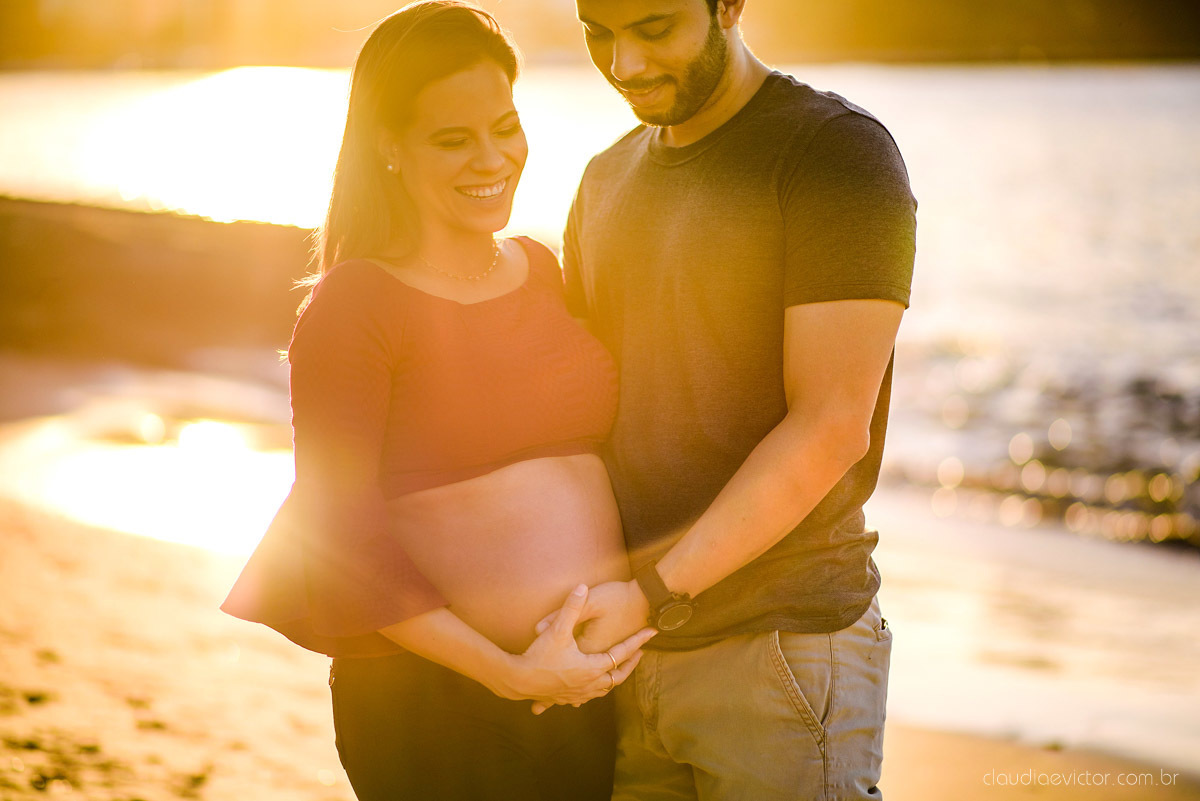 Ensaio fotográfico de gestante e família feito por fotógrafos de casamento em Vila Velha e fotógrafos de casamento em Vitória e fotógrafos de casamento em serra espírito santo na Ilha do Frade com pôr do sol na praia 