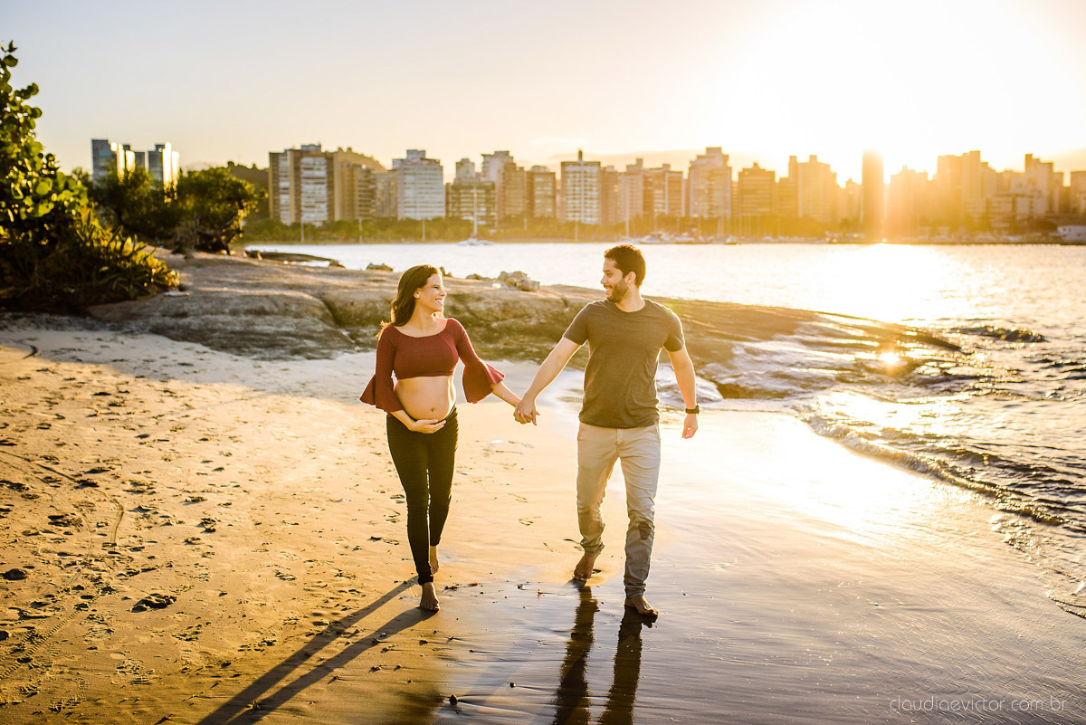 Ensaio fotográfico de gestante e família feito por fotógrafos de casamento em Vila Velha e fotógrafos de casamento em Vitória e fotógrafos de casamento em serra espírito santo na Ilha do Frade com pôr do sol na praia 