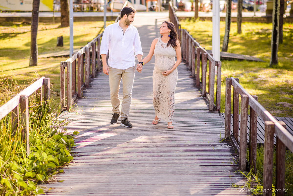 Ensaio fotográfico de gestante e família feito por fotógrafos de casamento em Vila Velha e fotógrafos de casamento em Vitória e fotógrafos de casamento em serra espírito santo na Ilha do Frade com pôr do sol na praia 