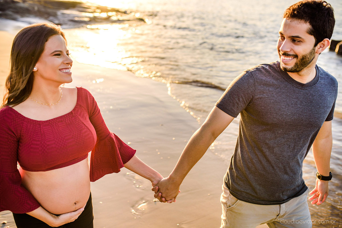 Ensaio fotográfico de gestante e família feito por fotógrafos de casamento em Vila Velha e fotógrafos de casamento em Vitória e fotógrafos de casamento em serra espírito santo na Ilha do Frade com pôr do sol na praia 