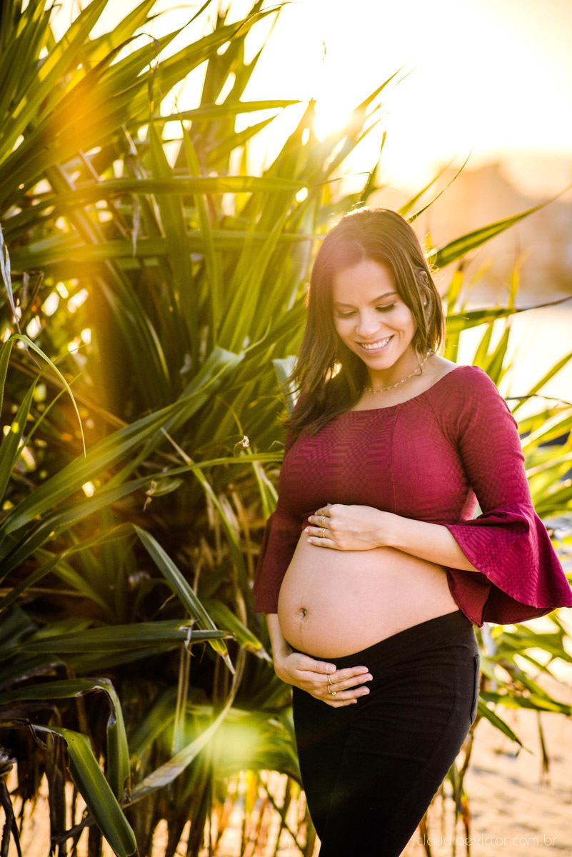 Ensaio fotográfico de gestante e família feito por fotógrafos de casamento em Vila Velha e fotógrafos de casamento em Vitória e fotógrafos de casamento em serra espírito santo na Ilha do Frade com pôr do sol na praia 