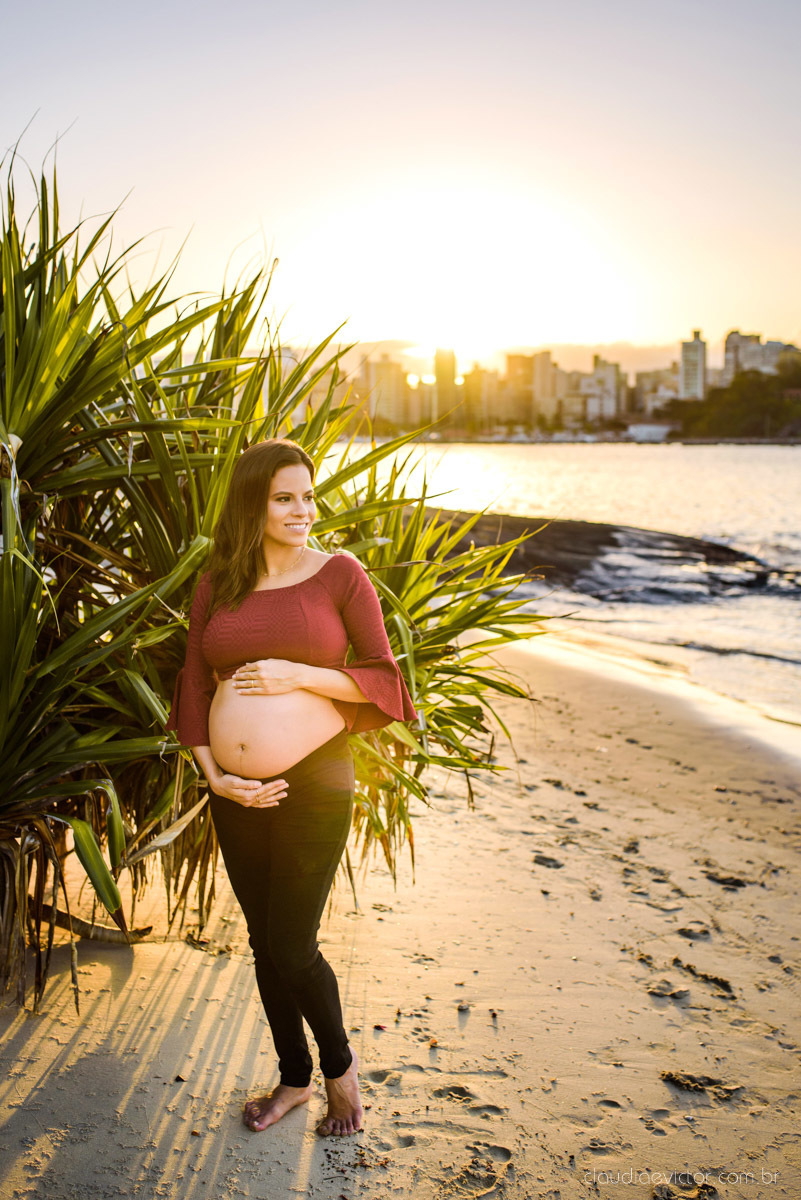 Ensaio fotográfico de gestante e família feito por fotógrafos de casamento em Vila Velha e fotógrafos de casamento em Vitória e fotógrafos de casamento em serra espírito santo na Ilha do Frade com pôr do sol na praia 