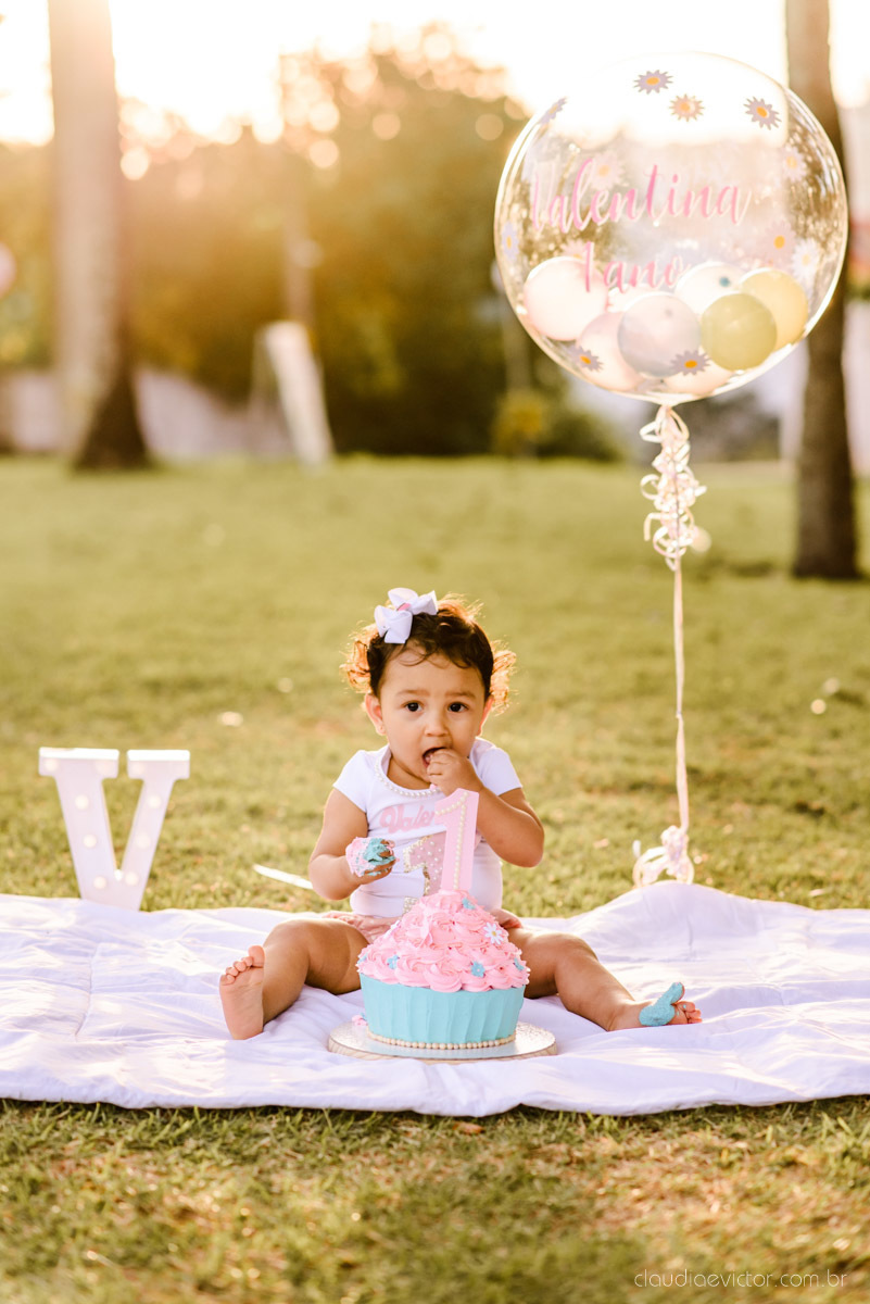 Ensaio fotográfico infantil e de família feito na ilha do frade por fotógrafos de casamento em vila velha fotógrafos de casamento em serra fotógrafos de casamento em vitória espirito santo es com amor de pai mãe e filha