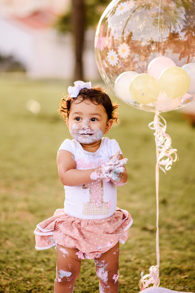 Ensaio fotográfico infantil e de família feito na ilha do frade por fotógrafos de casamento em vila velha fotógrafos de casamento em serra fotógrafos de casamento em vitória espirito santo es com amor de pai mãe e filha