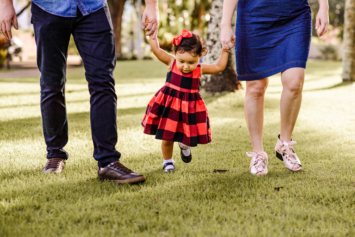 Ensaio fotográfico infantil e de família feito na ilha do frade por fotógrafos de casamento em vila velha fotógrafos de casamento em serra fotógrafos de casamento em vitória espirito santo es com amor de pai mãe e filha